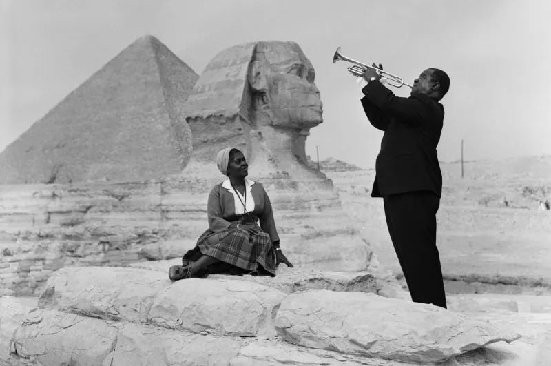 بالصور.. أزياء مشاهير القرن الماضي