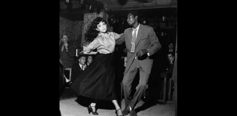 بالصور.. أزياء مشاهير القرن الماضي