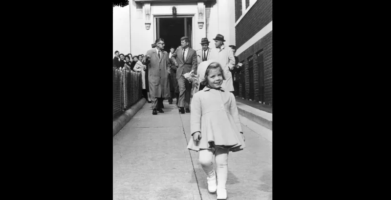 بالصور.. أزياء مشاهير القرن الماضي