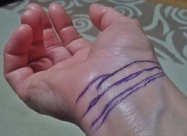 "خطوط المعصم" تكشف الكثير عن حياتك وعمرك!