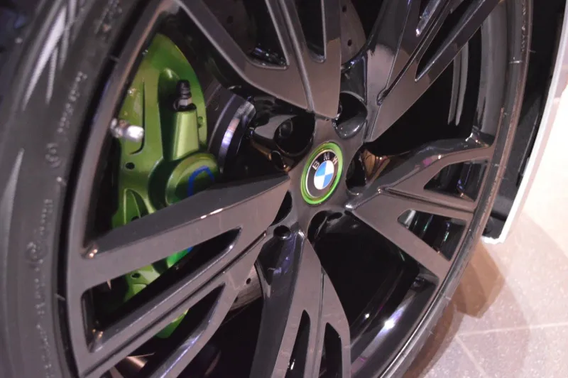 بالصور.. نسخة خاصة من سيارة “BMW i8” في أبوظبي