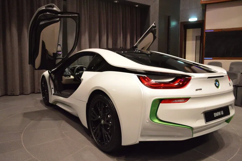 بالصور.. نسخة خاصة من سيارة “BMW i8” في أبوظبي