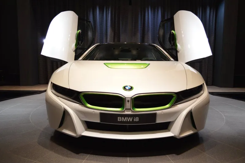 بالصور.. نسخة خاصة من سيارة “BMW i8” في أبوظبي