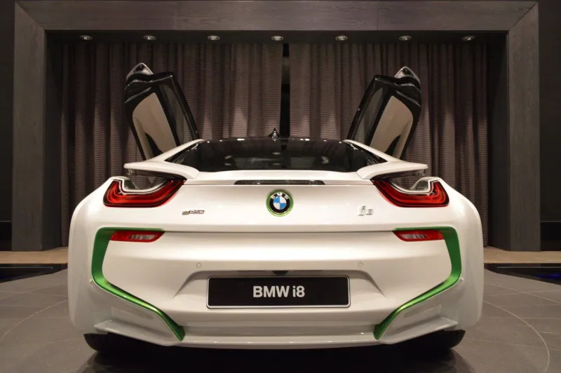 بالصور.. نسخة خاصة من سيارة “BMW i8” في أبوظبي