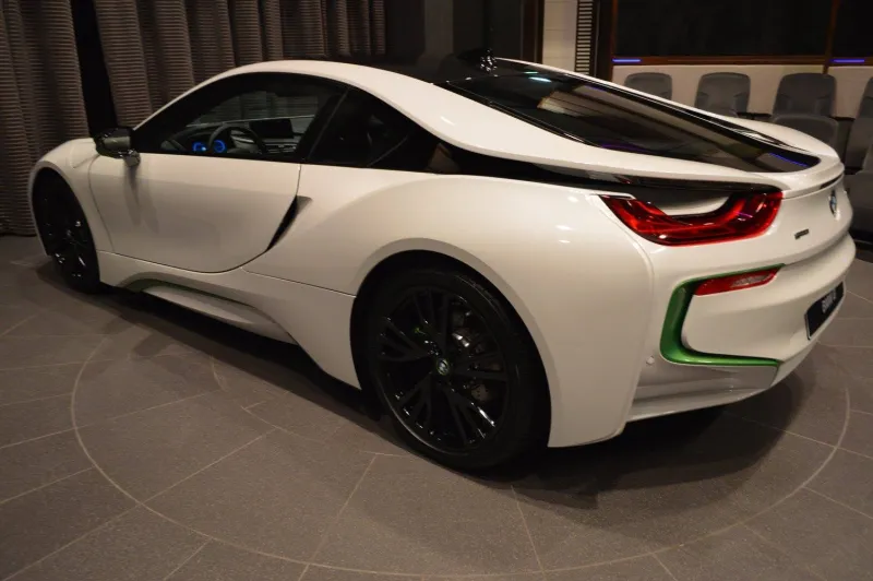 بالصور.. نسخة خاصة من سيارة “BMW i8” في أبوظبي