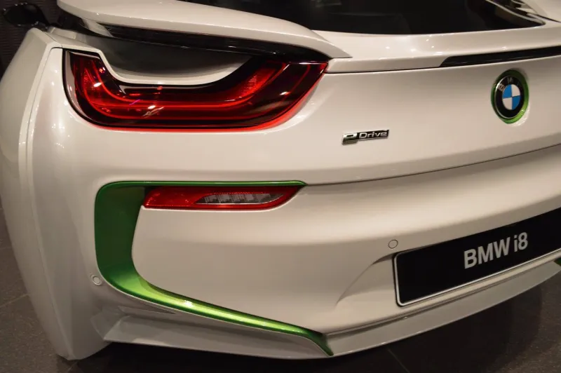 بالصور.. نسخة خاصة من سيارة “BMW i8” في أبوظبي