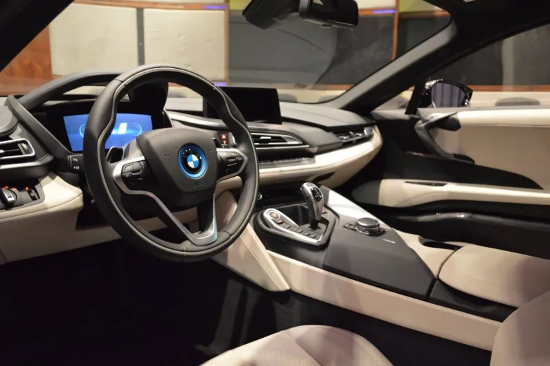 بالصور.. نسخة خاصة من سيارة “BMW i8” في أبوظبي