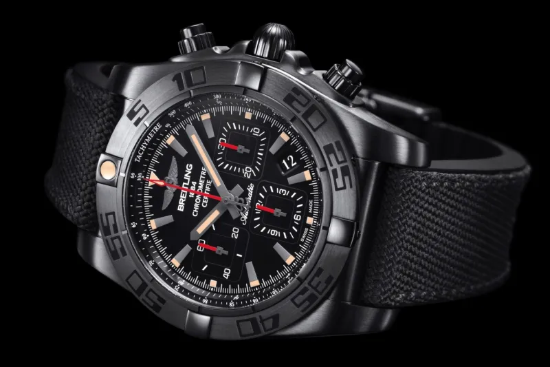 ساعة بريتلينغ كرونومات 44 بلاكستيل