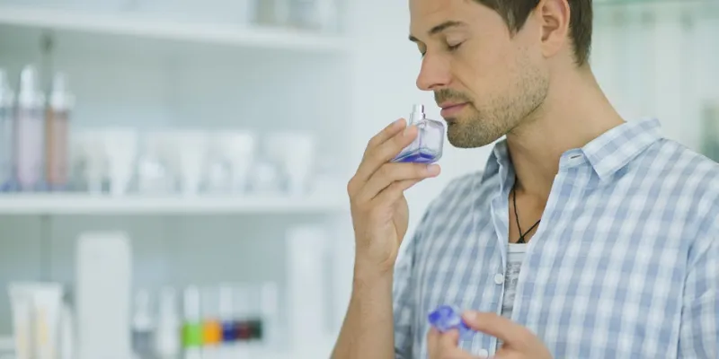 عزيزي الرجل: إليك كيف تختار العطور الأكثر قرباً إلى قلب المرأة!