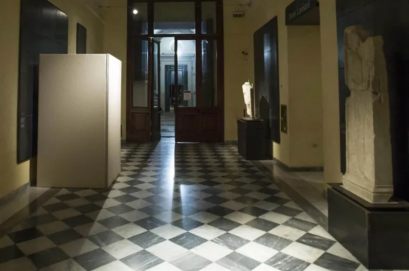 بالصور.. إيطاليا تغطي التماثيل العارية من أجل الرئيس الإيراني 