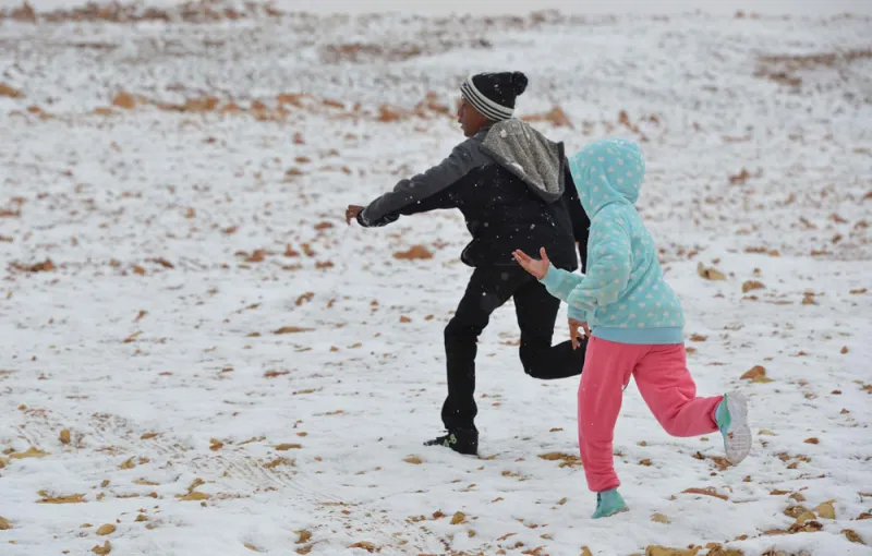 بالصور.. ثلوج في السعودية وتعليق الدراسة في الحدود الشمالية 
