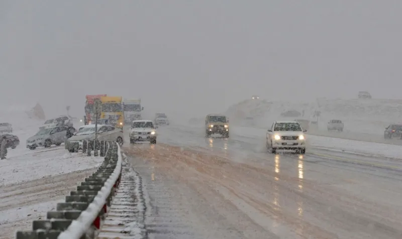 بالصور.. ثلوج في السعودية وتعليق الدراسة في الحدود الشمالية 