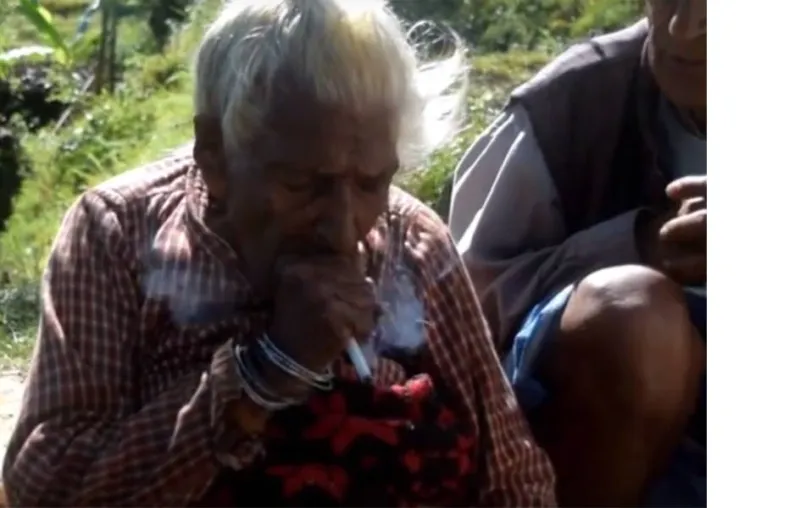 عمرها 112 عاماً وتدخن 30 سيجارة يومياً