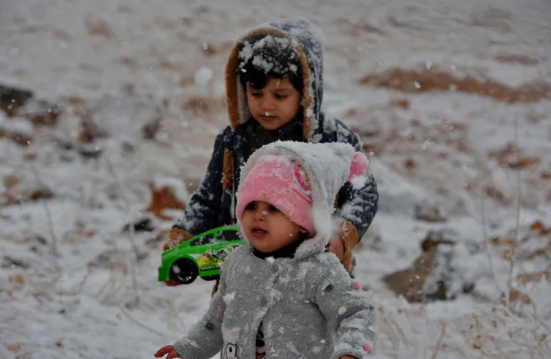 بالصور.. ثلوج في السعودية وتعليق الدراسة في الحدود الشمالية 