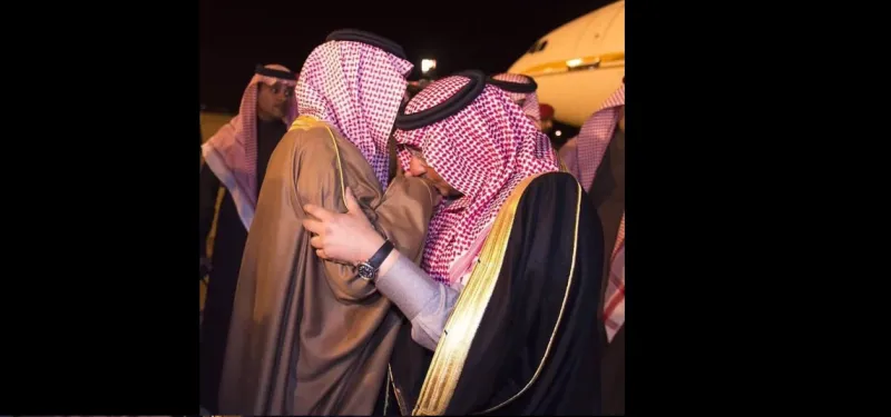صورة ولي العهد يقبل يد أخيه الأكبر الأمير سعود بن نايف 