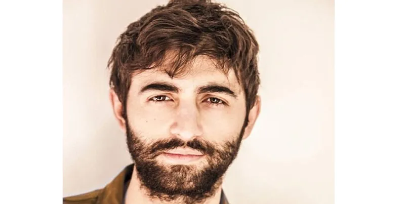 ممثل يشنق نفسه في مسرحية!