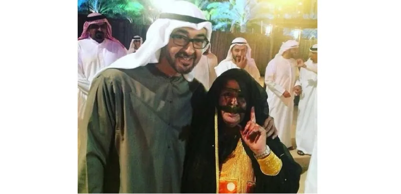 بالصور: "سيلفي" تجمع مُسنّة مشاركة في قصر الحصن مع محمد بن زايد