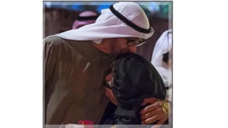 بالصور: "سيلفي" تجمع مُسنّة مشاركة في قصر الحصن مع محمد بن زايد