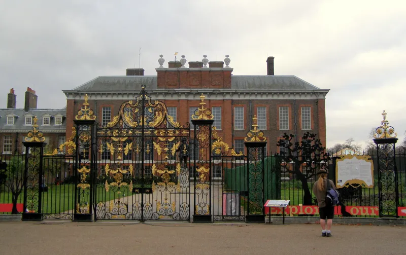 أشعل النار في نفسه أمام قصر الأمير وليام في لندن... ماذا كان هدفه؟!