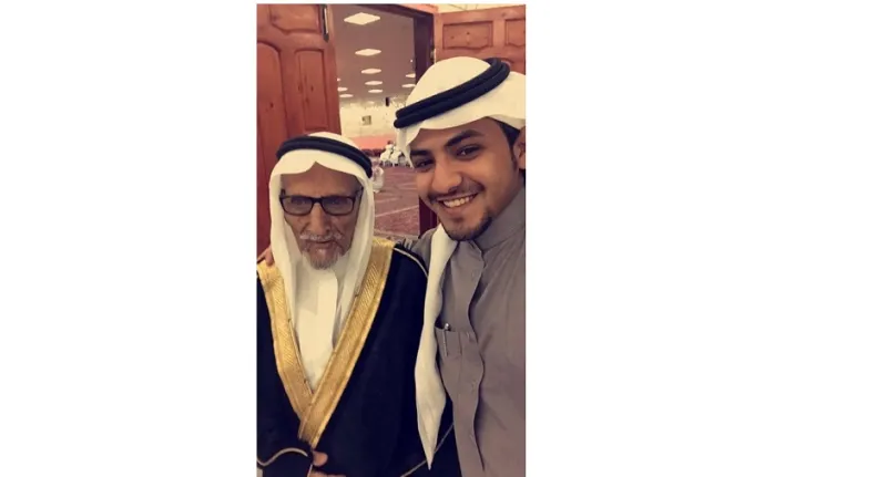 سعوديون يحتفلون بزواج جدهم التسعيني