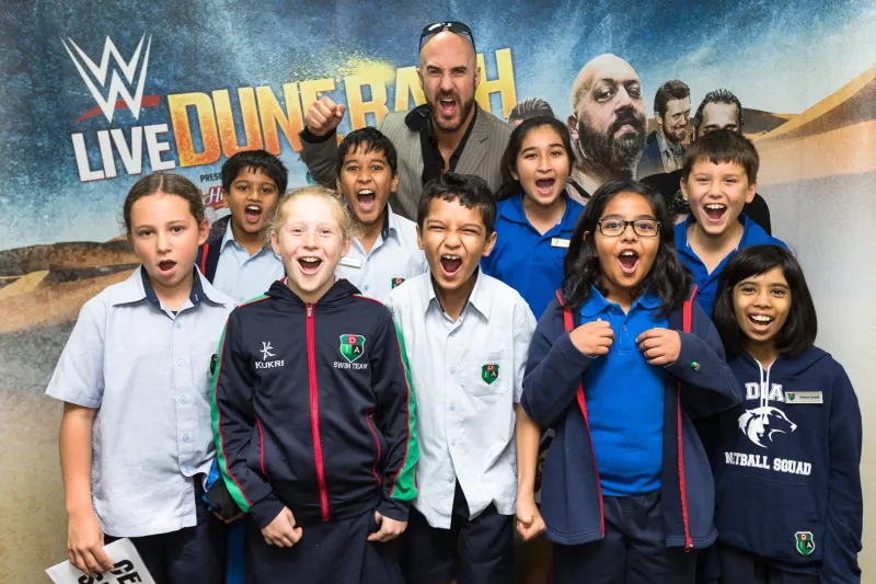 بالصور..نجم WWE "سيزارو" في زيارة مفاجئة لأكاديمية دبي 