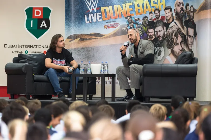 بالصور..نجم WWE "سيزارو" في زيارة مفاجئة لأكاديمية دبي 