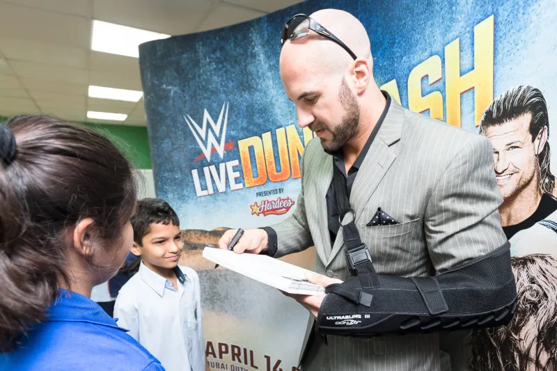 بالصور..نجم WWE "سيزارو" في زيارة مفاجئة لأكاديمية دبي 
