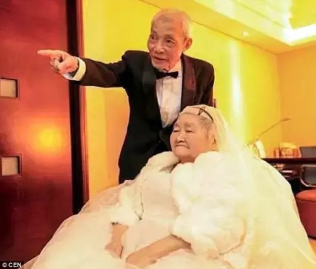 ثمانيني يستأجر ناطحة سحاب ليعبر عن حبه لزوجته