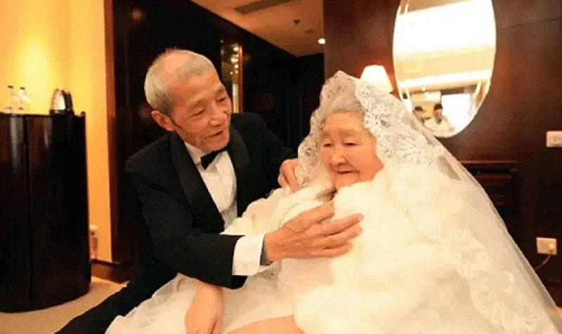 ثمانيني يستأجر ناطحة سحاب ليعبر عن حبه لزوجته