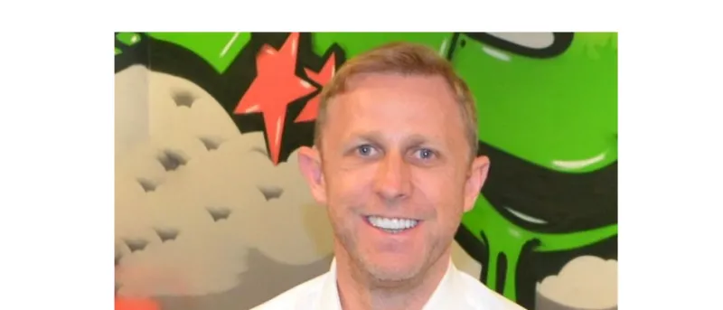 عامل بمطعم للوجبات السريعة أسس شركة تدر الملايين سنوياً