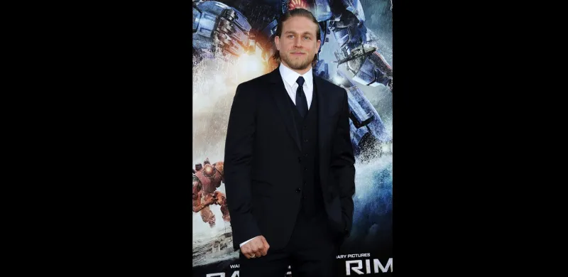 تشارلي هونام... جاذبية بألوان احادية!