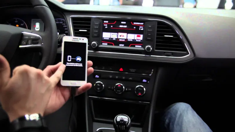 سامسونغ تطلق جهازاً يحول أي سيارة عادية إلى ذكية