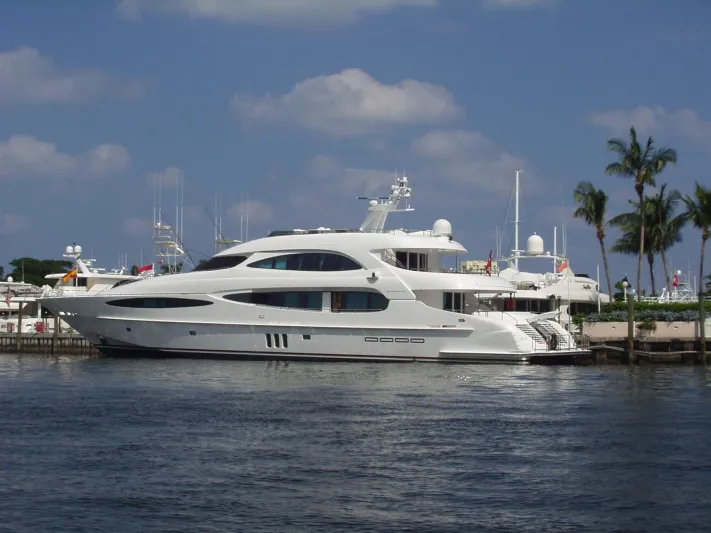 اسرع يخت في العالم باسم"العالم لا يكفي"