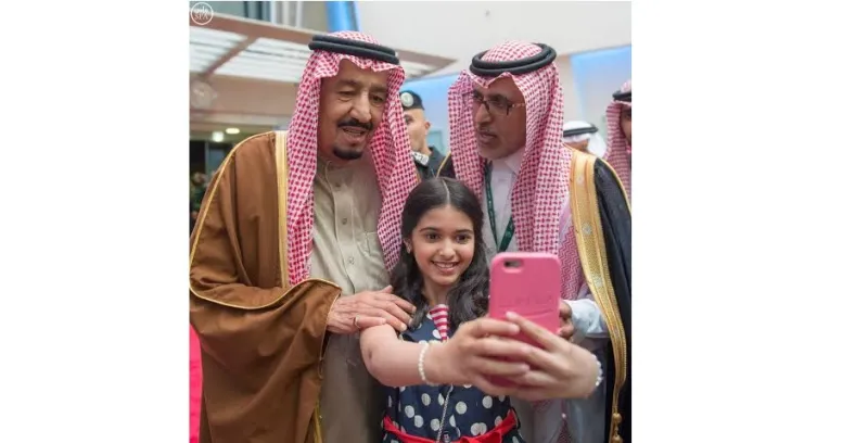 طفلة تلتقط "سيلفي" مع خادم الحرمين بمهرجان سباق الخيل