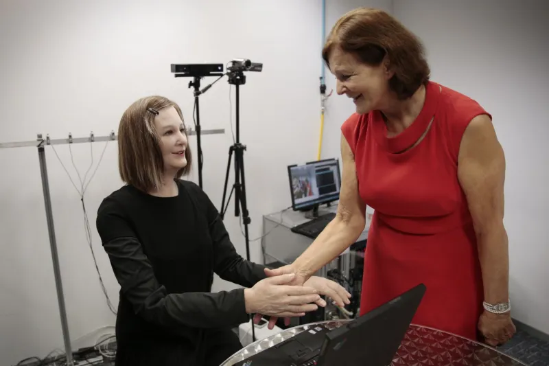 هل يكون جليسك انسانا افتراضيا؟