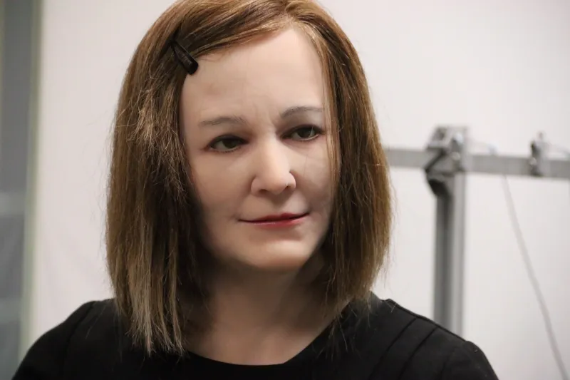 هل يكون جليسك انسانا افتراضيا؟