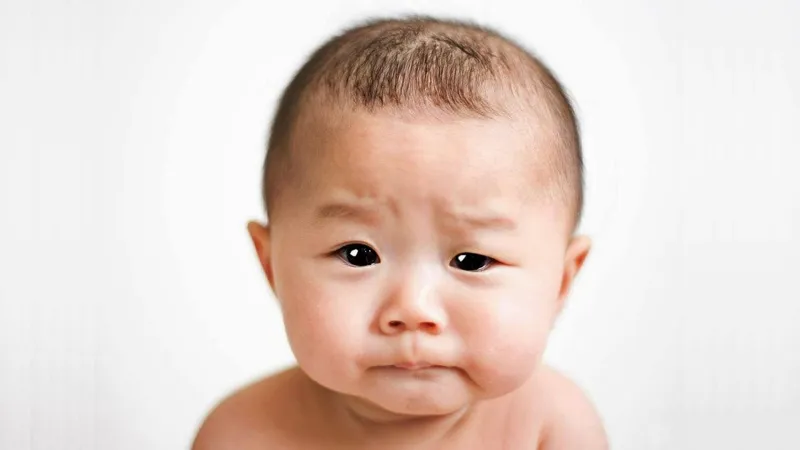 صينيان يبيعان طفلتهما عبر الإنترنت لشراء آي فون