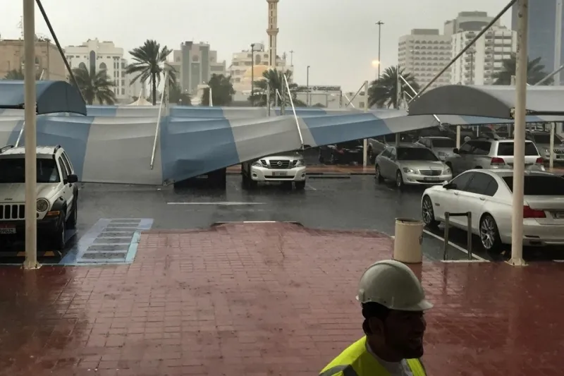  بالصور..أمطار غزيرة على إمارات الدولة 