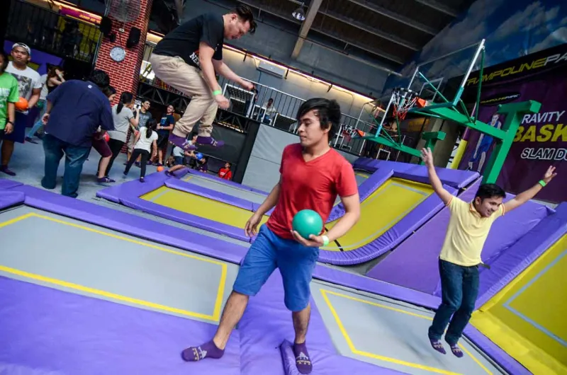 منتزه الترامبولين في الفلبين حان الوقت للقفز