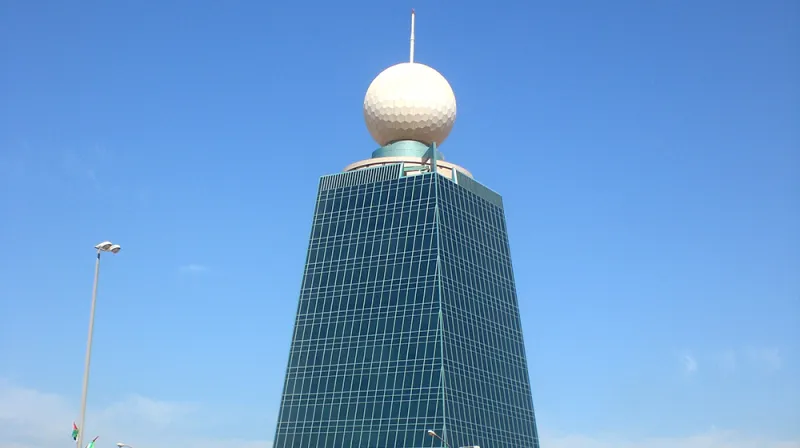 ما الهدف من “كرات الغولف” الضخمة على مباني اتصالات؟