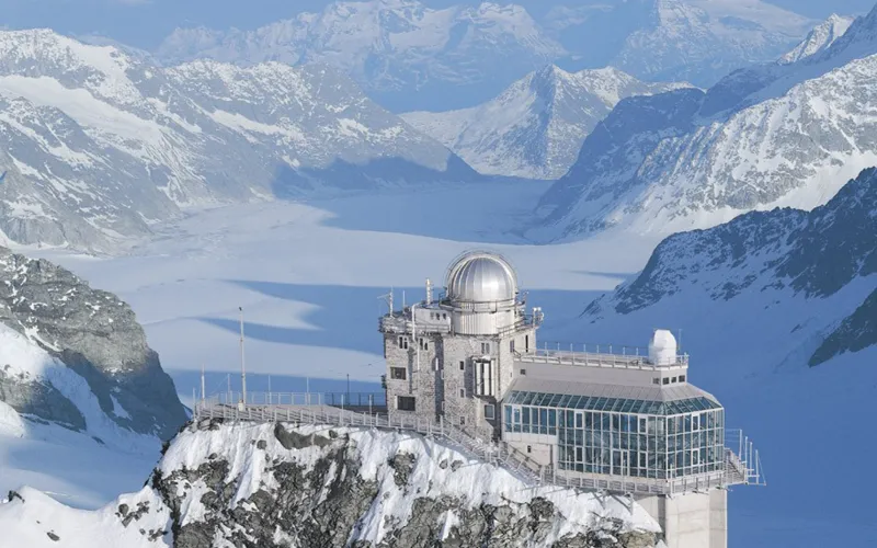 قصر الجليد في سويسرا روعته تنسيك برودته