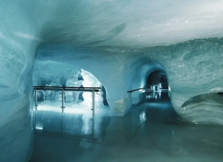 قصر الجليد في سويسرا روعته تنسيك برودته