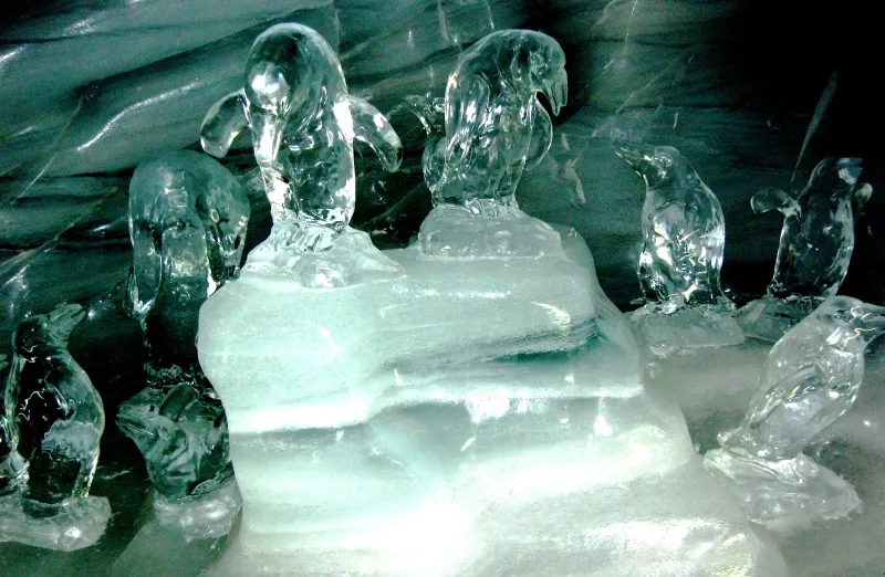 قصر الجليد في سويسرا روعته تنسيك برودته