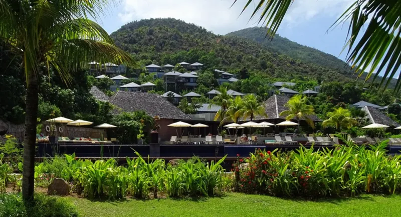 فندق رافلز براسلين في سيشيل اجواء رومانسية فاخرة 