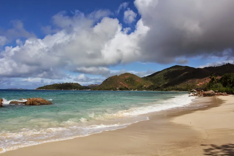 فندق رافلز براسلين في سيشيل اجواء رومانسية فاخرة 