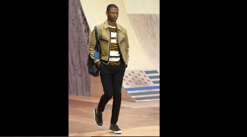 نجم الموضة قريبا السنيكرز المفتوح!