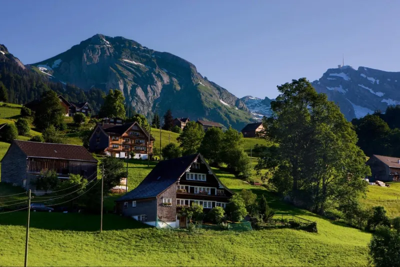 هل جربت زيارة قرية هايدي في سويسرا ؟