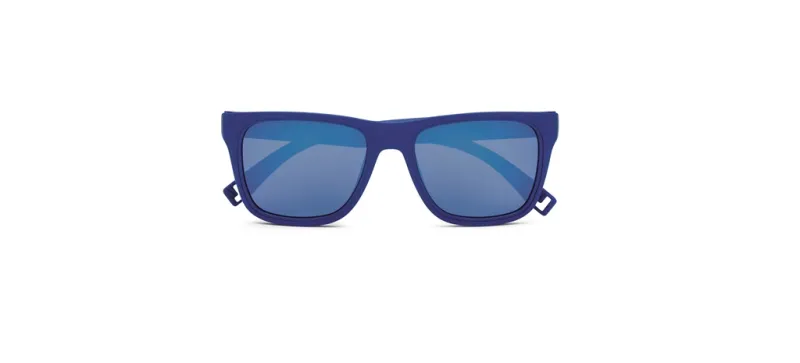 نظارات  شمسية تطفو على الماء من لاكوست 