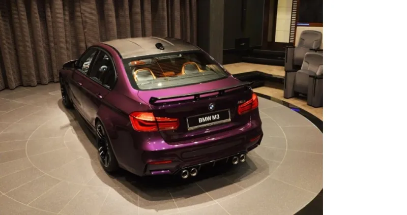 بالصور.. نسخة حصرية أرجوانية من “بي إم دبليو إم3” في أبوظبي