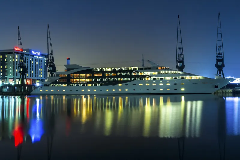 يخت سن بورن في لندن سياحة حالمة  في فندق عائم 